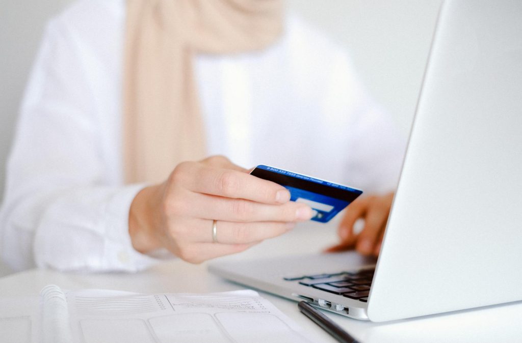 Người dùng kiểm tra giấy phép và điều khoản của casino online trên laptop