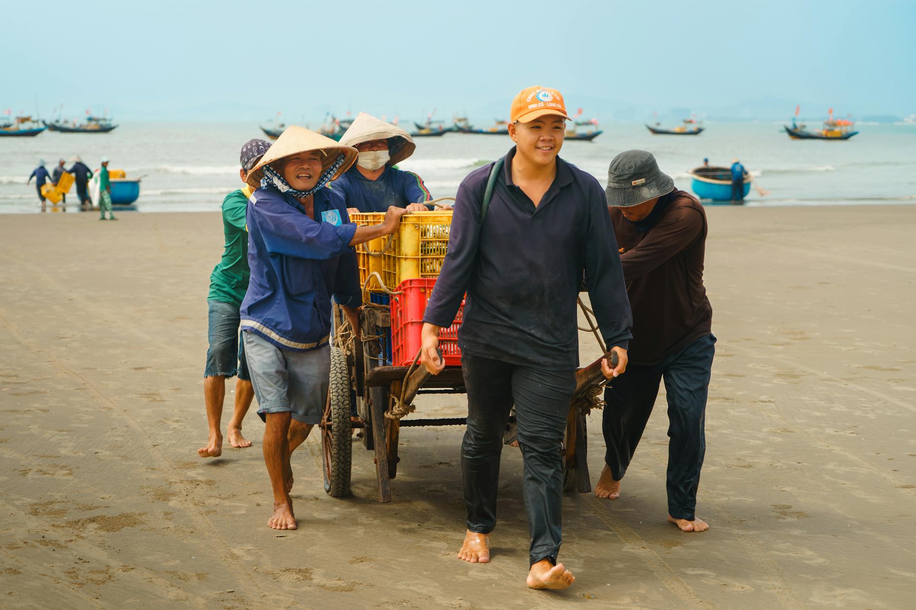 Người chơi ghi chép ngân sách và quản lý vốn trước khi tham gia