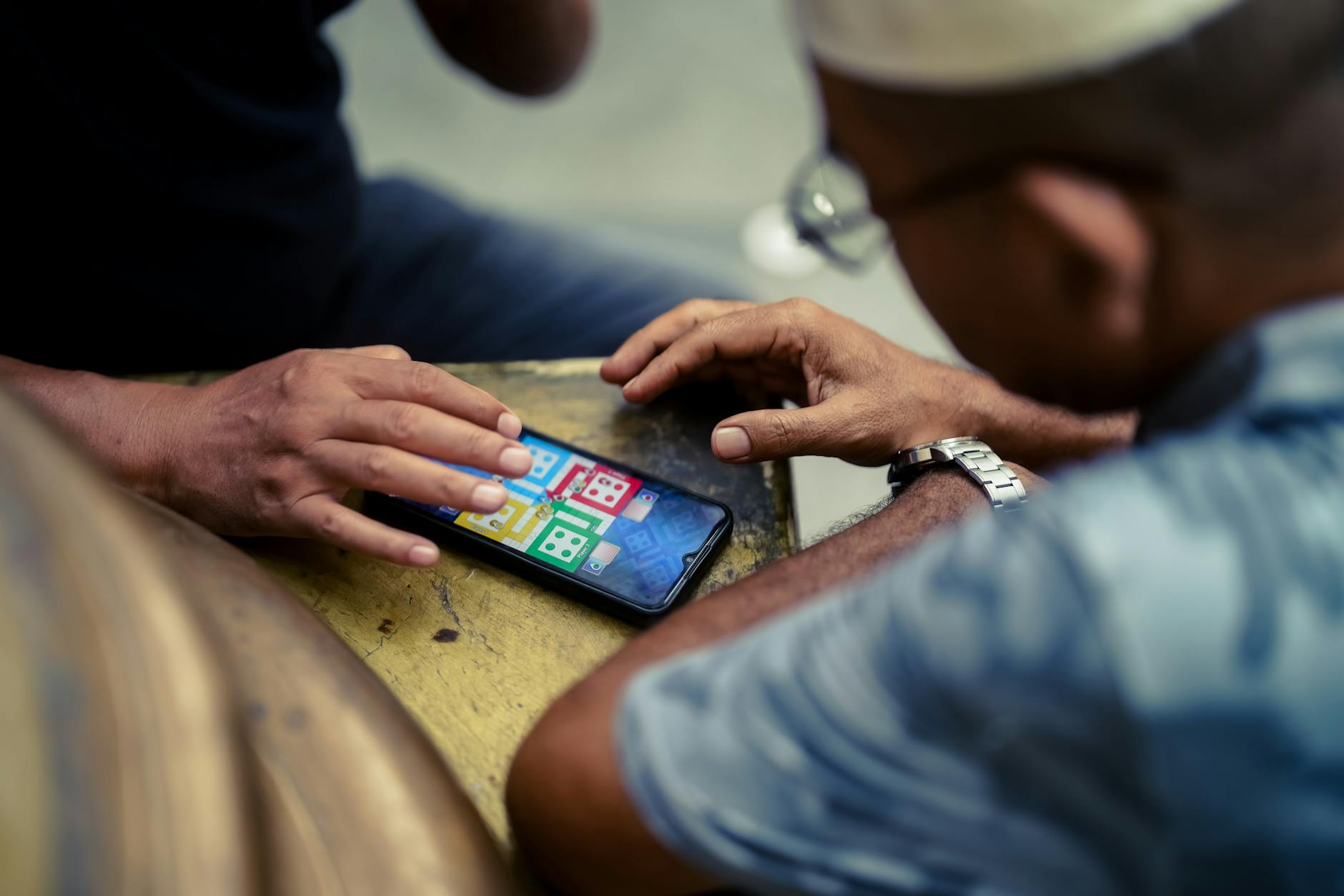 Người chơi thao tác ngắm bắn trong game bắn cá trên smartphone
