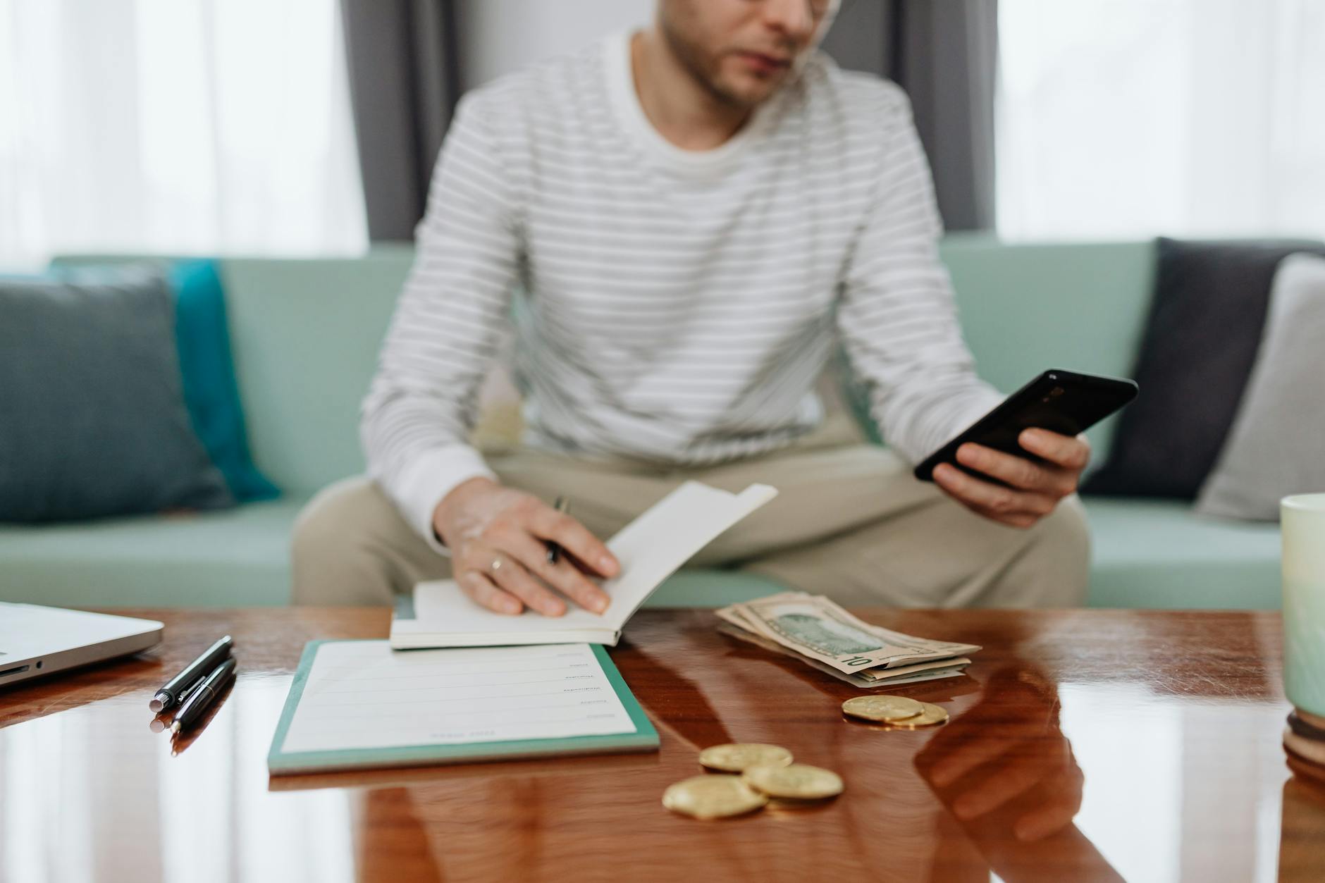 Người chơi ghi kế hoạch ngân sách trước khi tham gia nổ hũ
