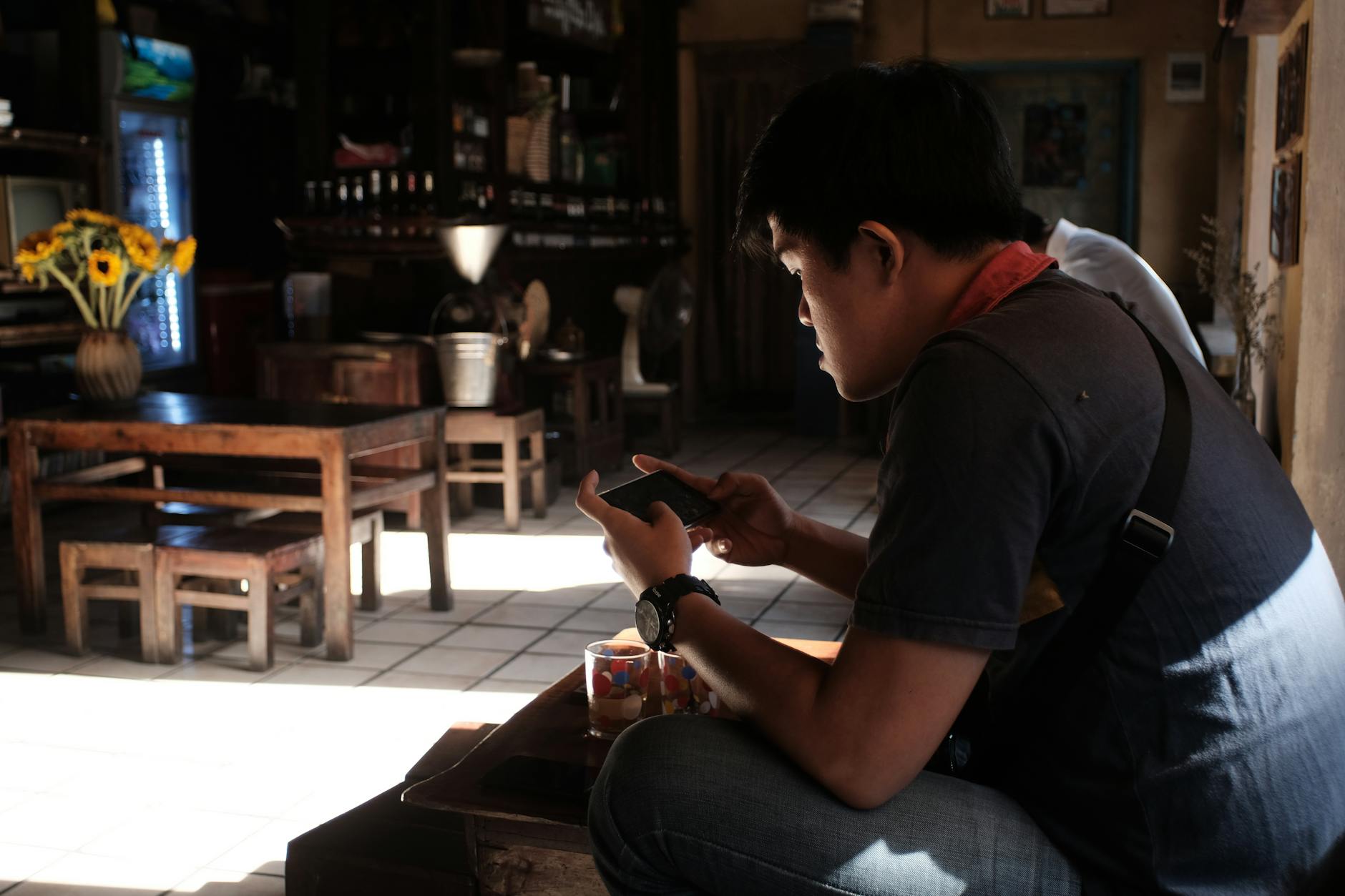 Người chơi giải trí với game bắn cá online trên smartphone trong không gian thư giãn