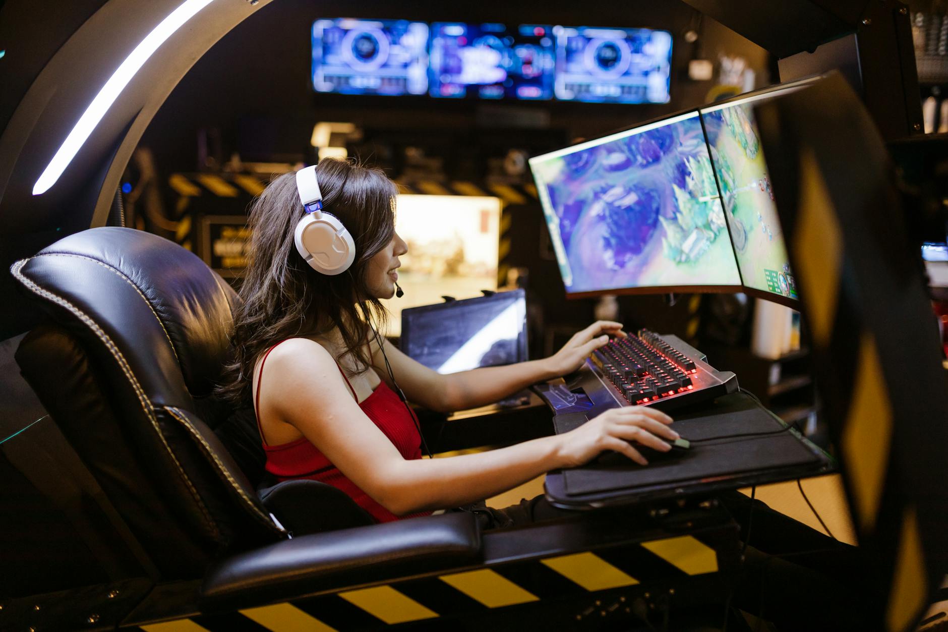 Màn hình thống kê trận đấu e-sport với các chỉ số phân tích