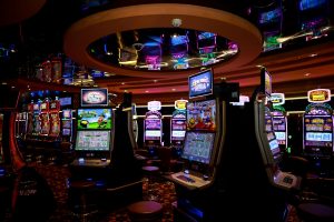 Người chơi trải nghiệm game nổ hũ trên điện thoại với giao diện trực quan
